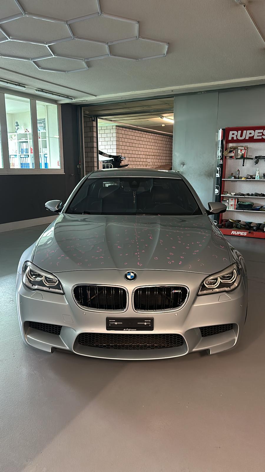 BMW M5 Hagelschaden-Begutachtung